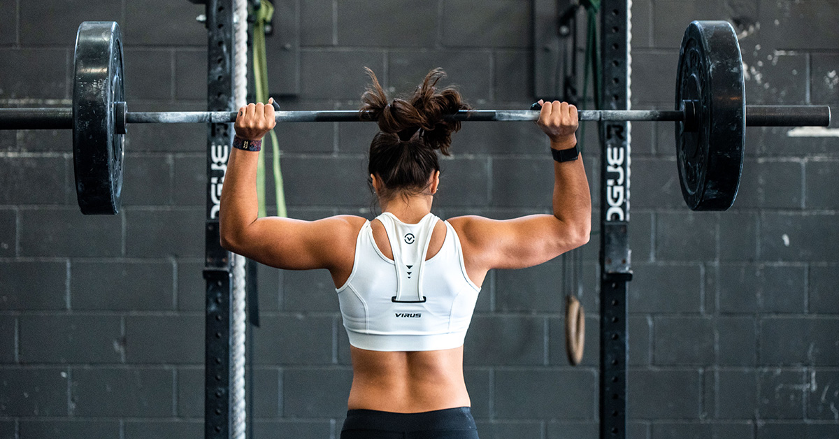 Woman shoulder pressing